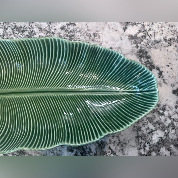 Williams Sonoma Bordallo Pinheiro Banana Leaf Tray Footed BNWT - Picture 6 of 8